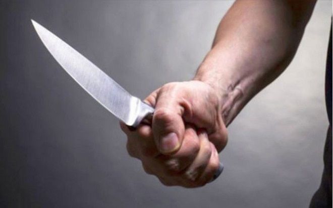 Nhân viên quán bar dùng dao tấn công nhóm khách, sau xô xát 1 người chết và 2 người bị thương