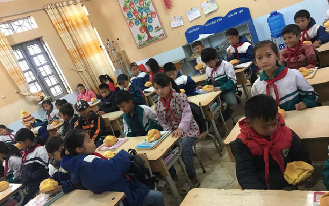 Học sinh ôm bụng đói đi học, cô giáo quyết tâm làm một điều khiến ai cũng cảm động