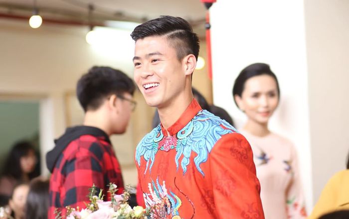 Chú rể Duy Mạnh điển trai 'hết nấc' sang nhà Quỳnh Anh đón dâu
