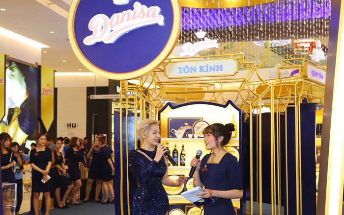 Đông Nhi, Bảo Anh, Nhan Phúc Vinh gây chú ý khi chọn quà Tết cho người thân