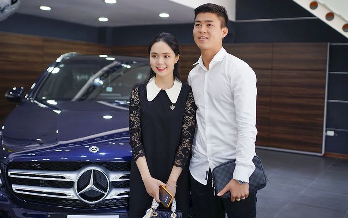 Trước khi về chung một nhà, cầu thủ Duy Mạnh và vợ sắp cưới Quỳnh Anh đã sắm xe sang hơn 2 tỷ