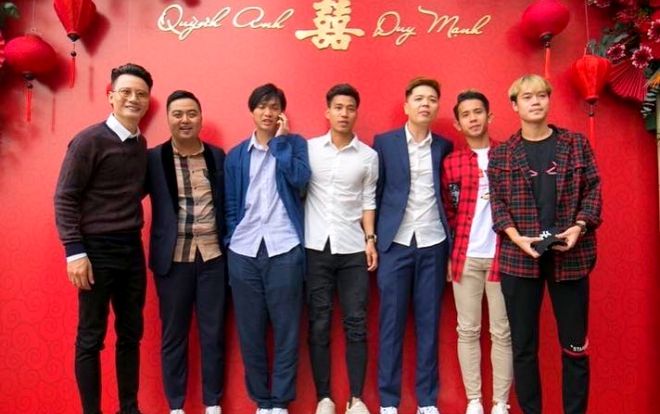 Đăng ảnh đi ăn đám cưới Duy Mạnh, Văn Toàn bị fan hỏi: Bao giờ tới anh?