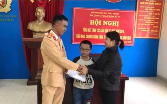 Bé trai 8 tuổi lạc trên cao tốc do mải chơi quên lên xe đưa đón học sinh