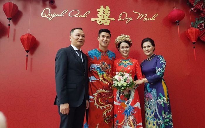 Vợ Duy Mạnh - Quỳnh Anh diện áo dài xinh như mộng trong đám hỏi, nhưng bị 'mổ xẻ' vì make up, làm tóc như phim cổ trang