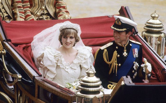 Những lần Công nương Diana phá vỡ chuẩn mực hoàng gia
