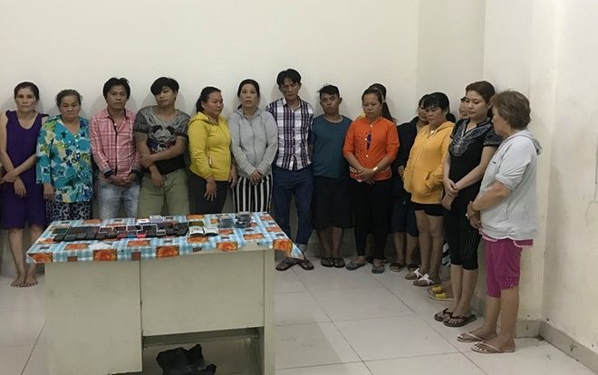 Bắt quả tang ổ cờ bạc đánh bài ăn tiền trên đường Nguyễn Thị Thập, tạm giữ 25 con bạc