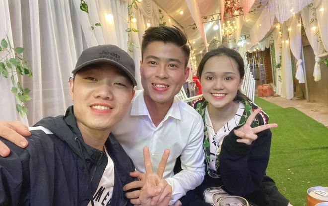 Xuân Trường về Việt Nam, dự đám hỏi của Duy Mạnh và Quỳnh Anh