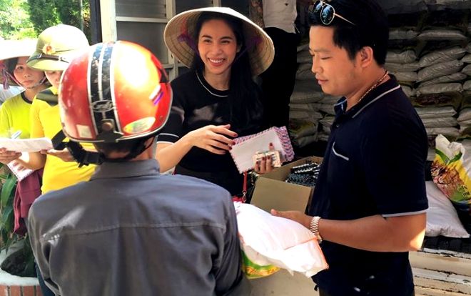 Thủy Tiên được fan khen ngợi khi tặng 200 triệu cho công nhân nghèo ăn Tết