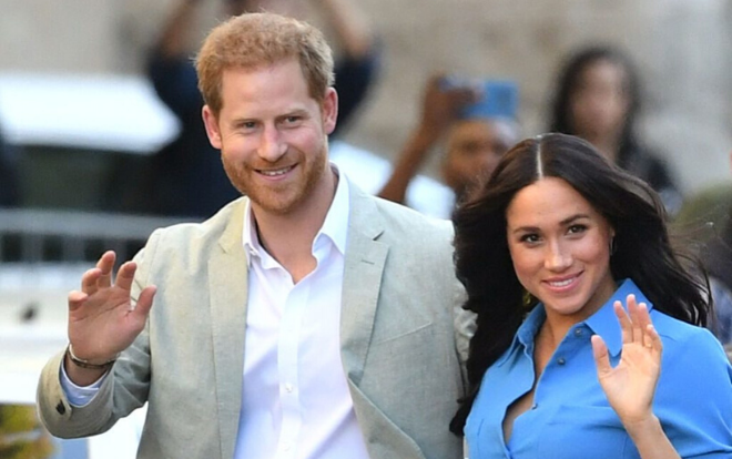 Rời khỏi nhà chồng, Meghan Markle lần đầu xuất hiện với trang phục không đạt tiêu chuẩn hoàng gia