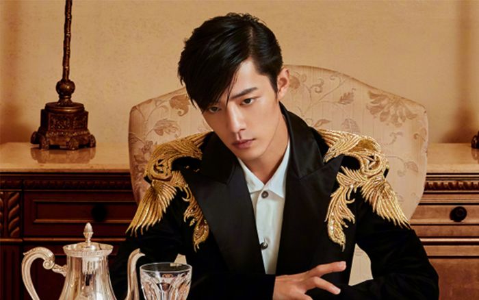 Lên trang bìa vừa điển trai lại lạnh lùng nhưng Tiêu Chiến lại hứng lời chê bai từ nhà văn 'cà khịa'