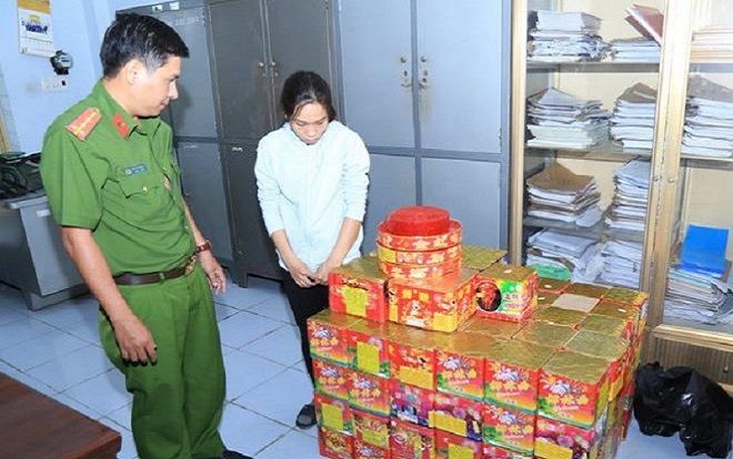Bắt quả tang người phụ nữ giấu 221 kg pháo nhậu lậu trong phòng ngủ