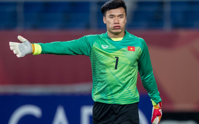 Bùi Tiến Dũng đấm hụt bóng, U23 Việt Nam nhận bàn thua đáng tiếc