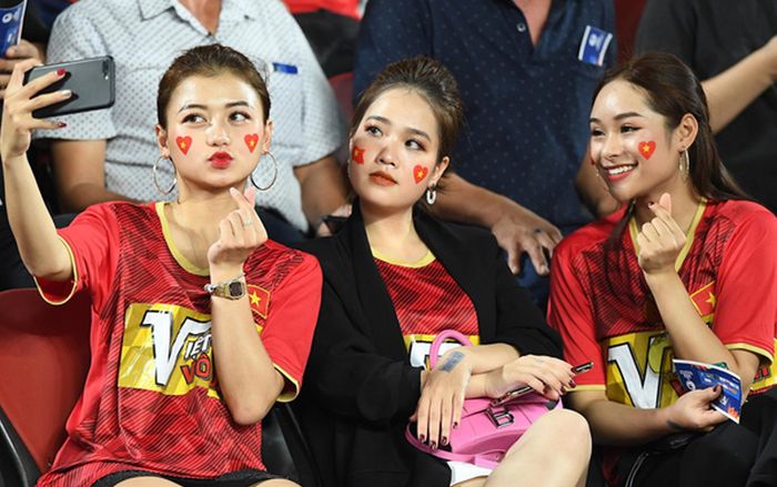 Bạn thân 'người yêu tin đồn' Quang Hải chiếm 'spotlight' mạng xã hội khi đến cổ vũ đội tuyển Việt Nam