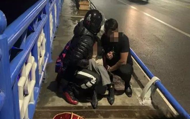 Người mẹ toan nhảy cầu tự tử trước mặt hai con nhỏ đang gào khóc: 'Mẹ ơi, đừng bỏ chúng con lại”.