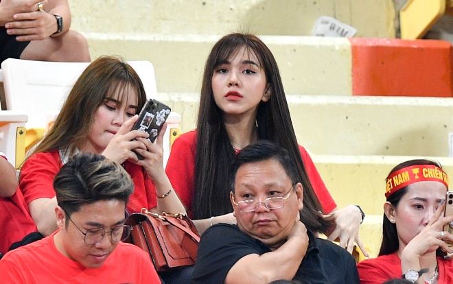 Bạn gái tin đồn của Quang Hải, Hoàng Đức đọ sắc trên khán đài ngày U23 Việt Nam thua