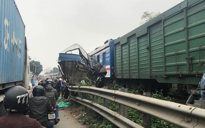 Băng qua đường sắt, ô tô tải bị tàu hoả vò nát, người đàn ông mắc kẹt trong ca bin nguy kịch