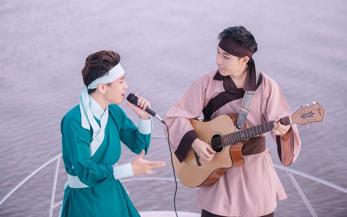 Bị chê khả năng hát live, Huy Cung ra tận… sông Sài Gòn để 'đáp trả' bằng cách này