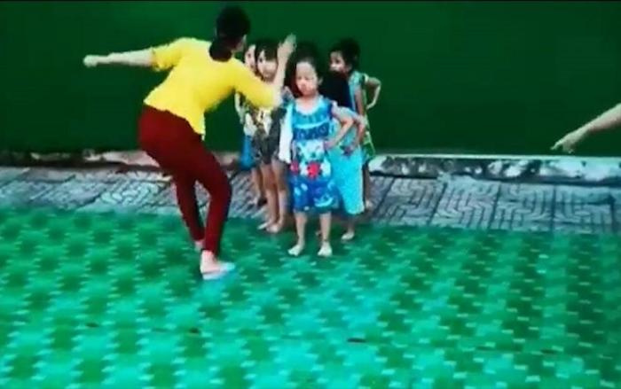 Clip cô giáo mầm non nghi tát vào mặt trẻ trong lúc tập múa