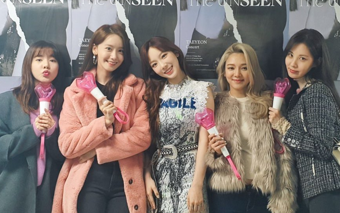 Các thành viên SNSD góp mặt tại concert của Taeyeon, fan xao xuyến câu chuyện 'Soshibond'