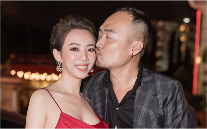 Thu Trang để tóc ngắn cá tính, mặc váy 2 dây khoe vòng 1 tràn trề bên Tiến Luật