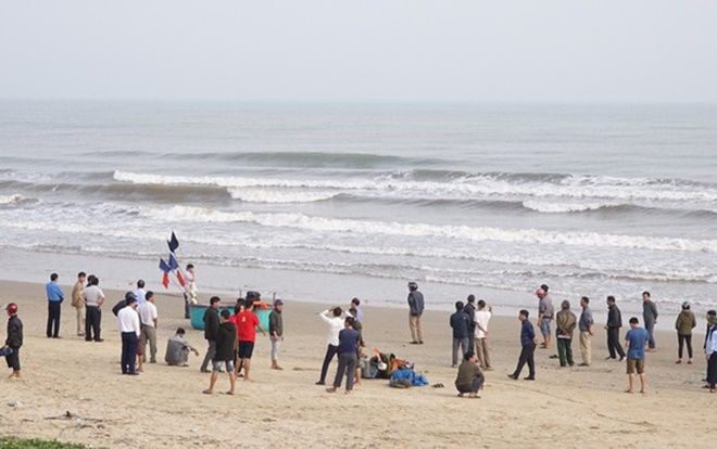 Hai anh em bị sóng cuốn mất tích khi đi tắm biển Thiên Cầm