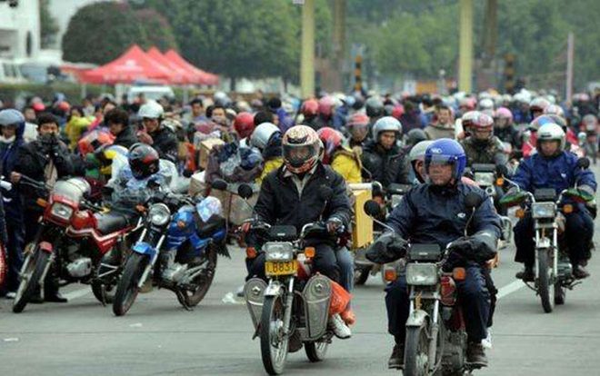 Người Trung Quốc tay xách nách mang đổ xô về quê ăn Tết bằng xe máy