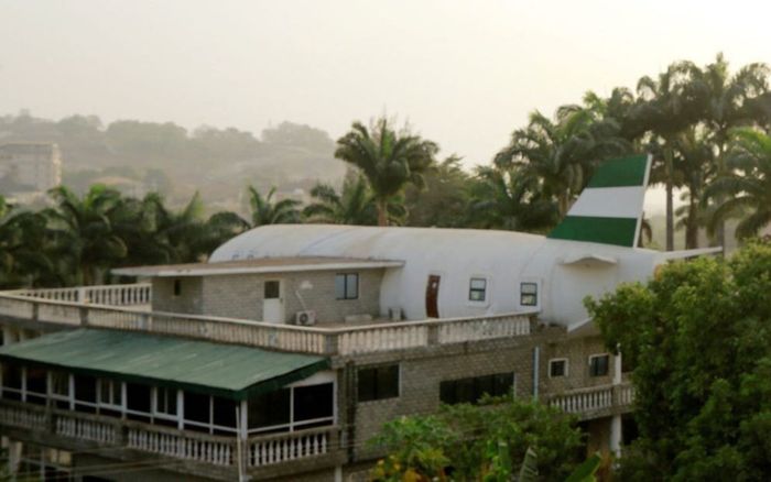 Vợ thích đi du lịch, chồng xây hẳn căn nhà giống hệt máy bay