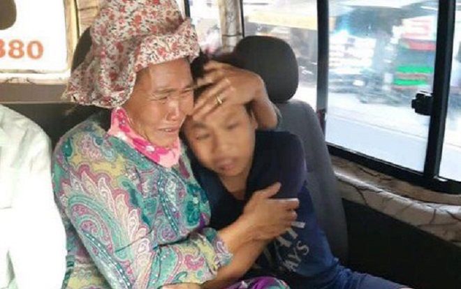 Câu chuyện Tết đoàn viên: Người mẹ bán vé số tìm lại được con trai khờ khạo sau 1 năm mất tích