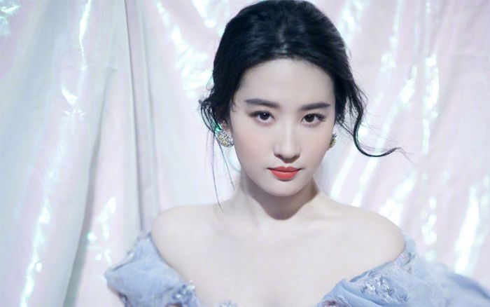 Dân mạng phẫn nộ với giả thiết 'ép' Lưu Diệc Phi trở thành vợ của tác giả bài viết trên tạp chí lớn Trung Quốc