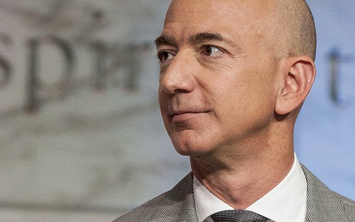 Tài sản bị thổi bay 17 nghìn tỷ trong 1 ngày, Jeff Bezos nhường lại ngôi vị giàu nhất thế giới cho đại gia người Pháp