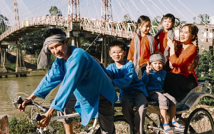 Gia đình Lý Hải cùng dàn diễn viên 'Lật mặt: 48H' đón Tết độc đáo với bộ ảnh đậm chất miền Tây sông nước