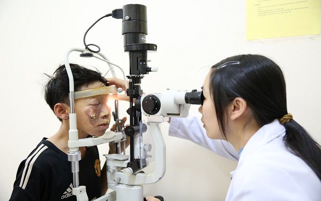 Tự chế pháo chơi Tết, một nam sinh bị bỏng nặng suýt mù mắt