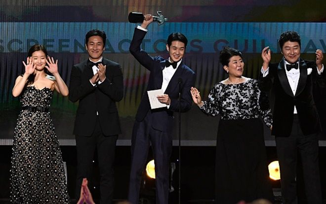 V (BTS), Park Seo Joon - Park Hyung Sik trêu chọc Choi Woo Sik khi 'Ký sinh trùng' thắng giải tại SAG