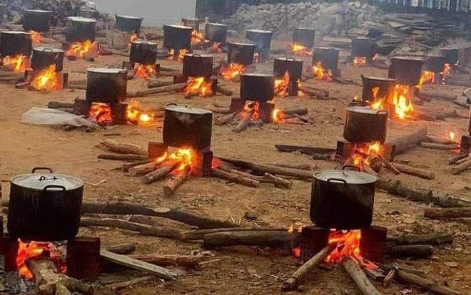 Hình ảnh những nồi bánh chưng rực lửa những ngày cận Tết khiến bao thế hệ bồi hồi