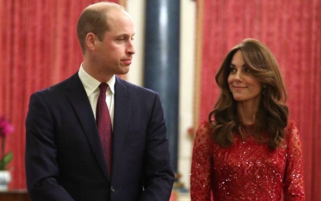 Công nương Kate Middleton trong váy đỏ rực xuyên thấu khiến ai cũng trầm trồ