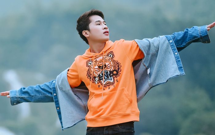 Jack bịt kín mặt, gặp fan chớp nhoáng hậu lùm xùm với K-ICM