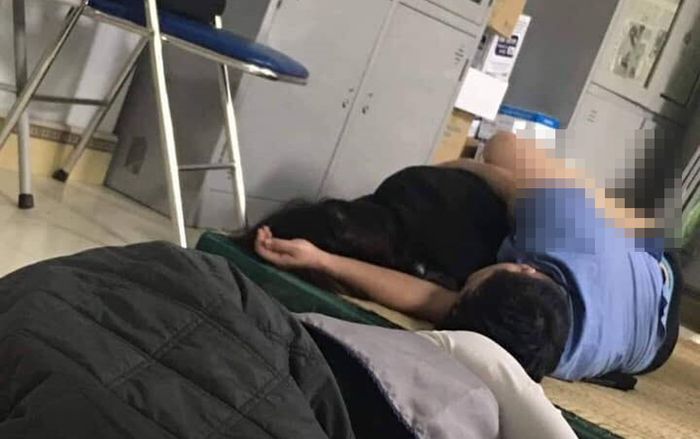 Tạm đình chỉ nam bác sĩ để xác minh việc 'ôm nữ sinh viên ngủ trong ca trực'