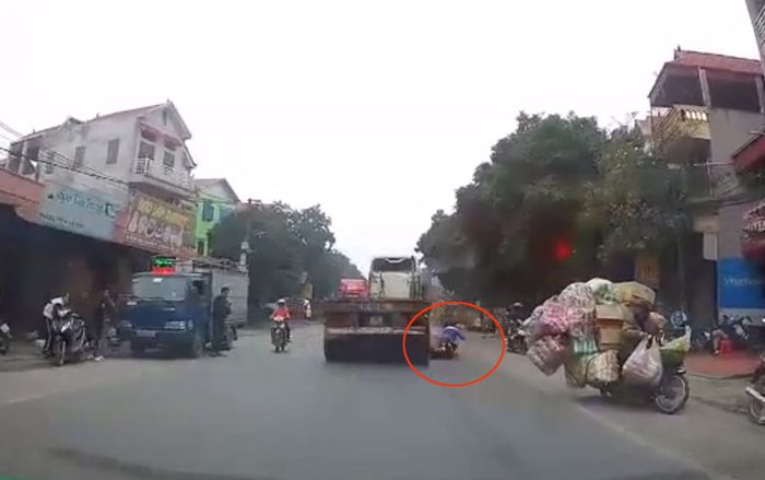 Nữ sinh thoát chết trong gang tấc dưới bánh xe container