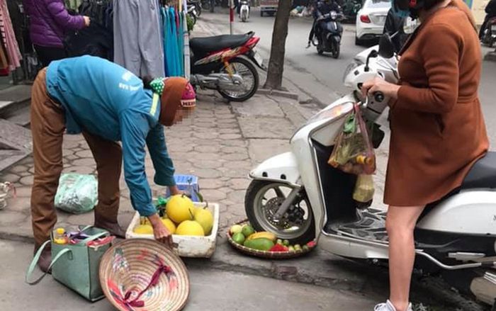 Người phụ nữ phi xe cán nát mẹt hoa quả của bà cụ bán hàng rong khiến cộng đồng mạng phẫn nộ