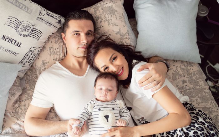 Vợ chồng Phương Mai hạnh phúc bên con trai đầu lòng tròn 2 tháng tuổi