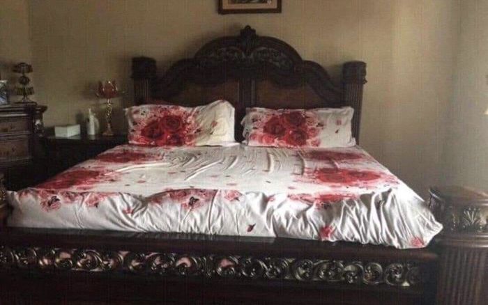 Mua drap trải giường hoa hồng lãng mạn, chàng trai thẫn thờ khi phát hiện điều này