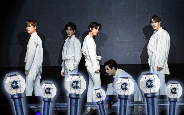 'Người người, nhà nhà' ra lightstick: CIX - tân binh có cựu thành viên Wanna One cũng không để fan thiệt thòi