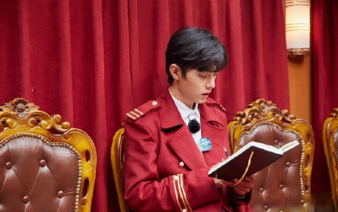 Ghi hình 'Xuân vãn': Tiêu Chiến, Tạ Na mặc cùng màu áo vừa đi vừa cười nói vui vẻ sau hậu trường