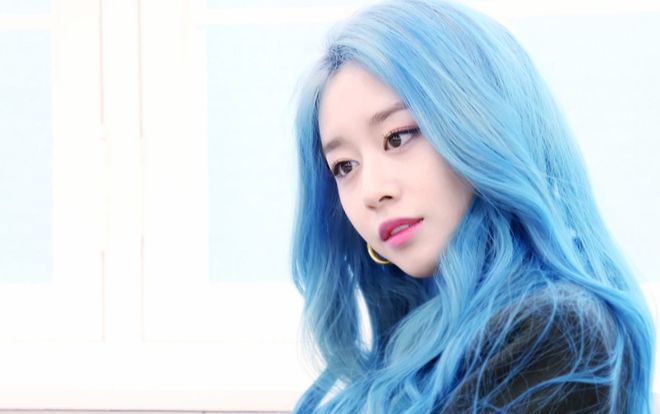 Jiyeon chán tóc tím chuyển sang bắt trend nhuộm tóc màu xanh dương đậm đà