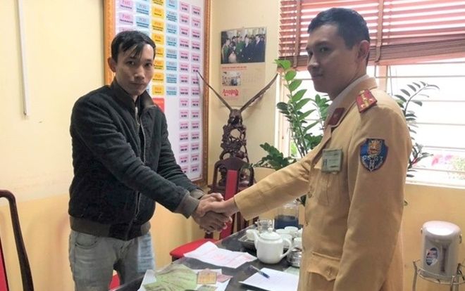 CSGT trả lại ví cho nam shipper đánh rơi ngày giáp Tết
