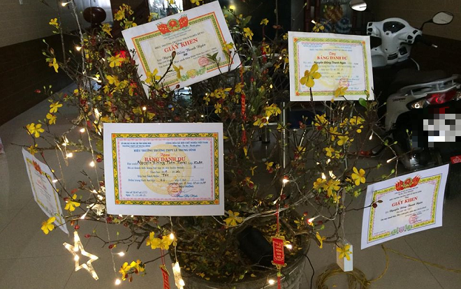 Cười ngất với chiêu trò của các cô cậu học sinh giỏi trang trí nhà ngày Tết: Con 'nhà người ta' là đây!