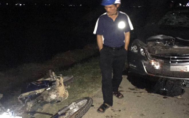 Hai thanh niên đi xe máy lấn làn, tông thẳng vào ô tô Mercedes trong đêm