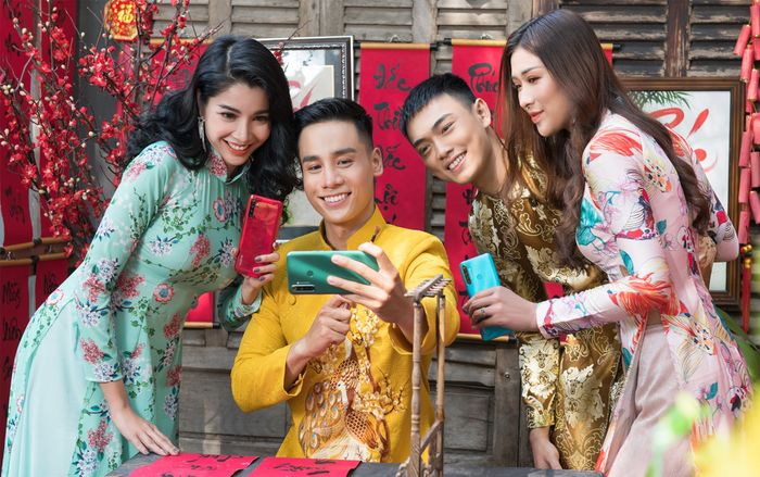 Cao Xuân Tài cùng các Nam vương, Hoa hậu xuống phố ngày Xuân