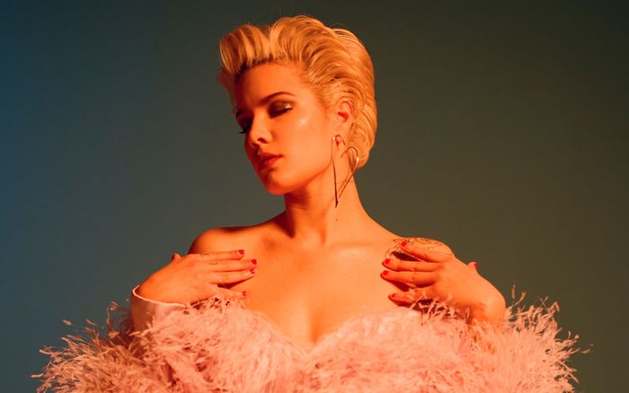 Bức xúc trước album mới bị đánh giá thấp, Halsey vội vã đáp trả và nhận lại hậu quả đắng cay