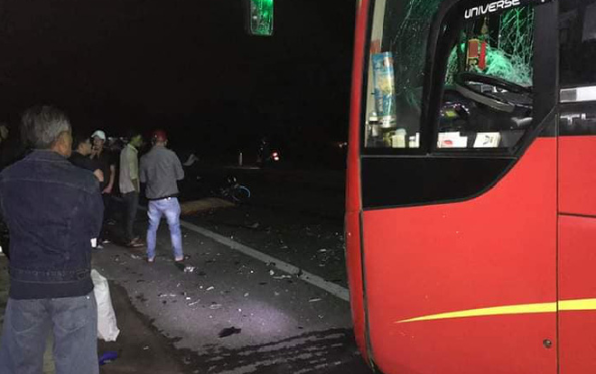 Va chạm kinh hoàng với xe khách, 3 thanh niên đi trên xe máy tử vong